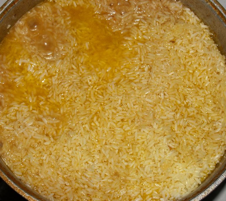 Как подготовить рис для плова. Рис зирвак. Рис на зирвак плова ровным слоем. Рис поверх зирвака. Как готовить зирвак для плова из свинины.