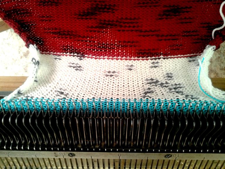 Достаём бабушкину вязальную машину.....