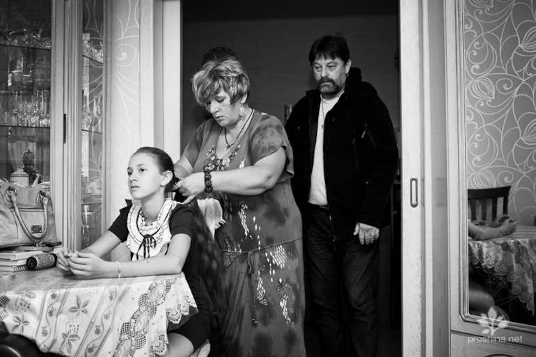 Сборы маленького Алексея в церковь