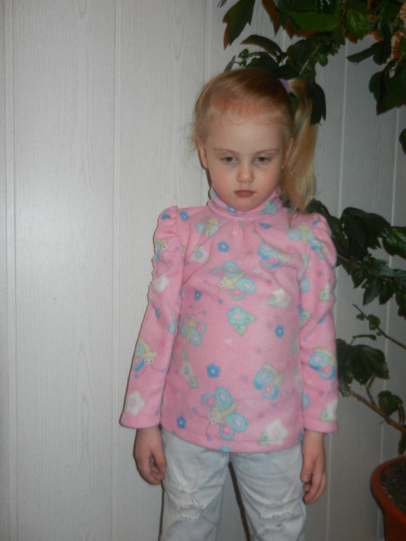 Водолазка с длинным рукавом из тонкого флиса.