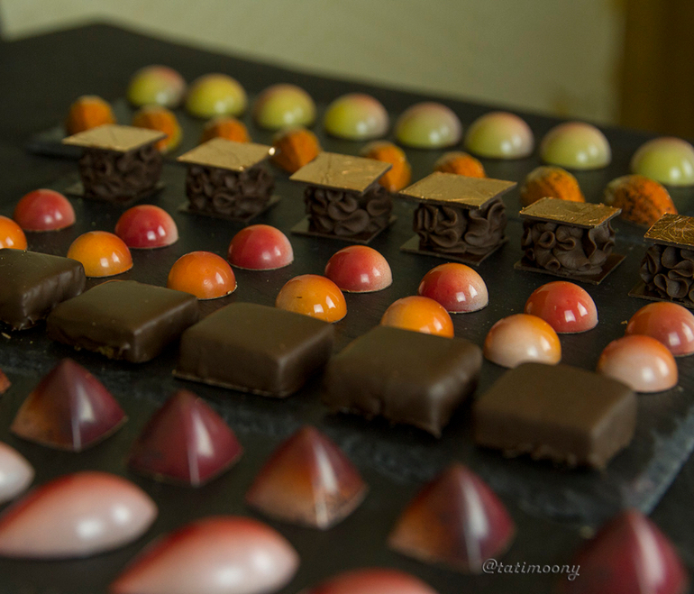 Красивые подарки из конфет. Сладкая композиция. Конфет мастер. Ручные конфеты. Подарки из конфет на последний звонок.