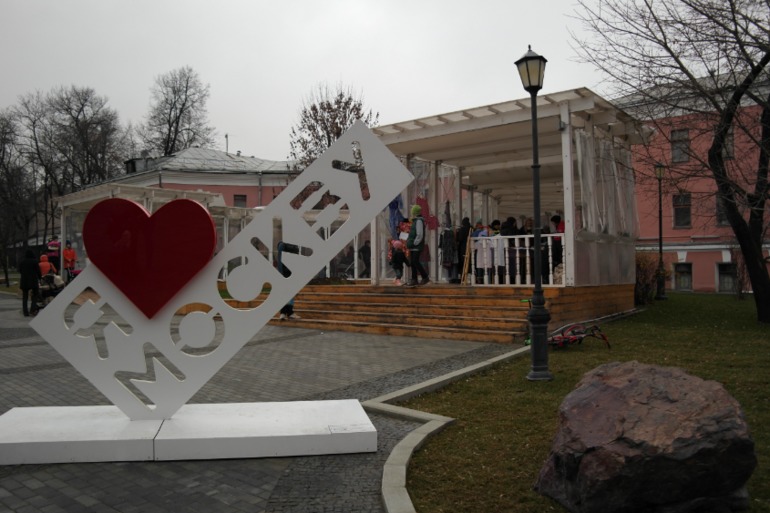 Мама маркет в саду Баумана