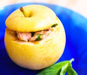 Яблоки, фаршированные курицей, черносливом и грецкими орехами.