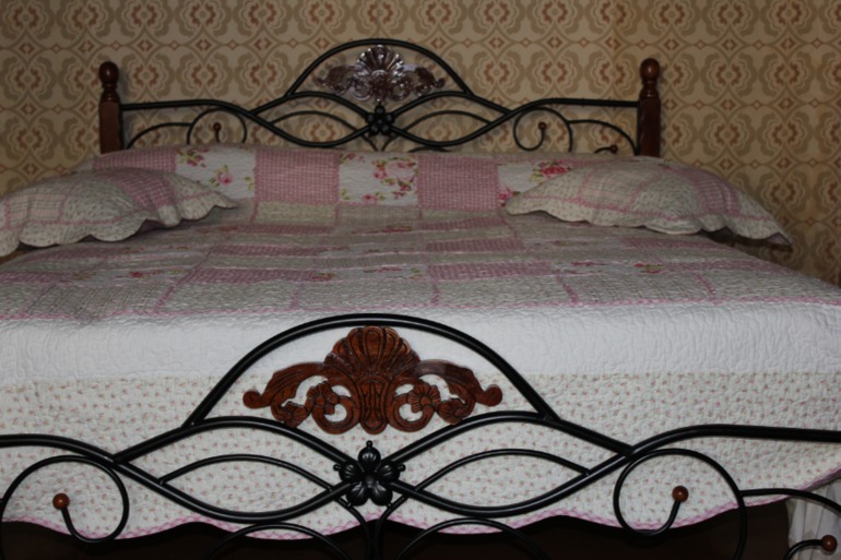 Мебель Малайзии. Кровать.