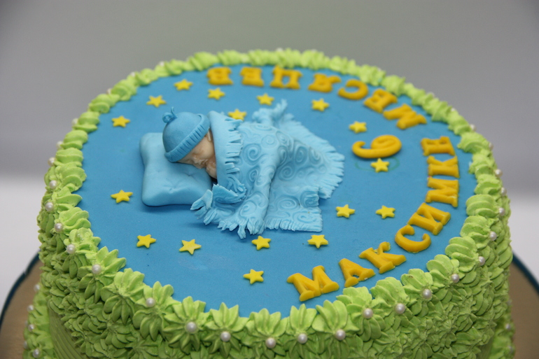 С малышом и кремом.