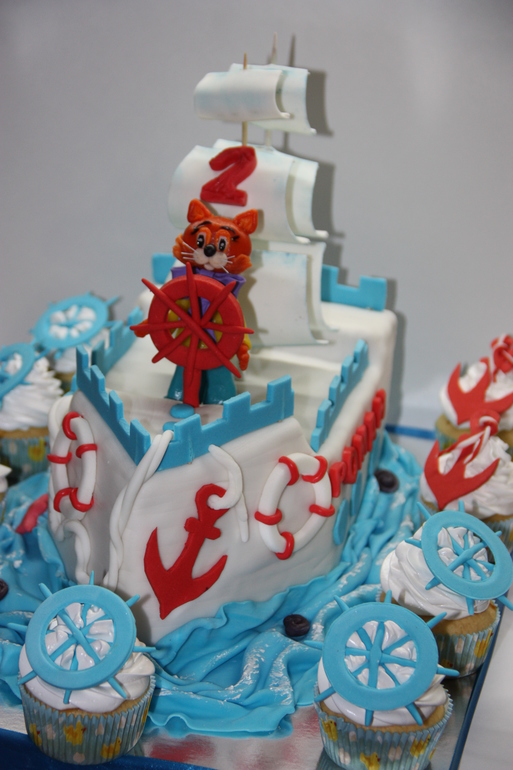 Торт Корабль+капкейики.