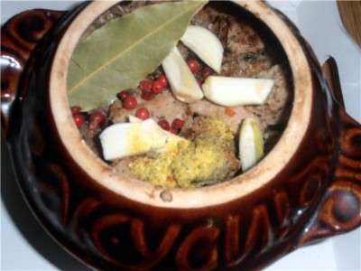 Свинина в горшочке