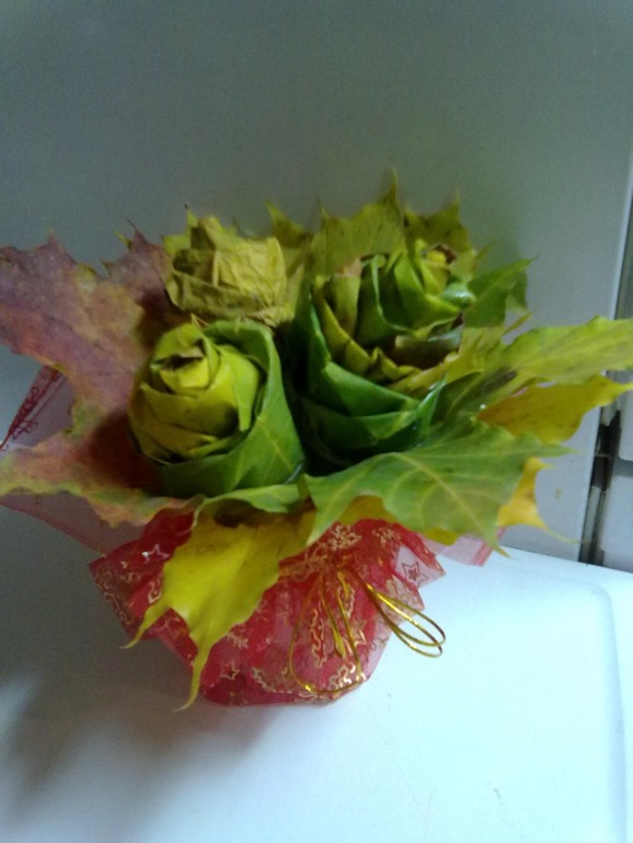 розы из кленоых листьев