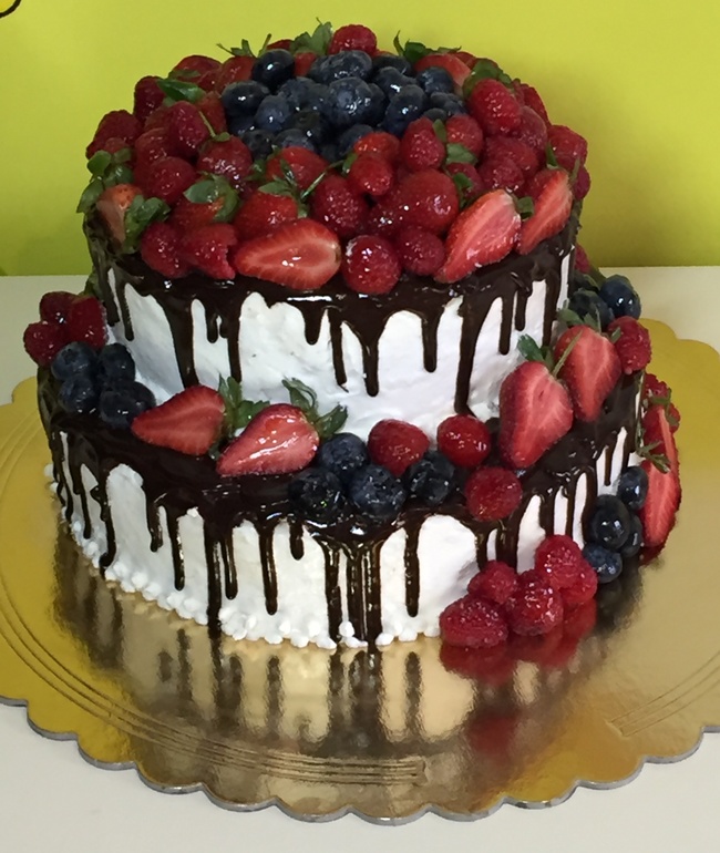 Свадебный торт двухъярусный с фруктами фото