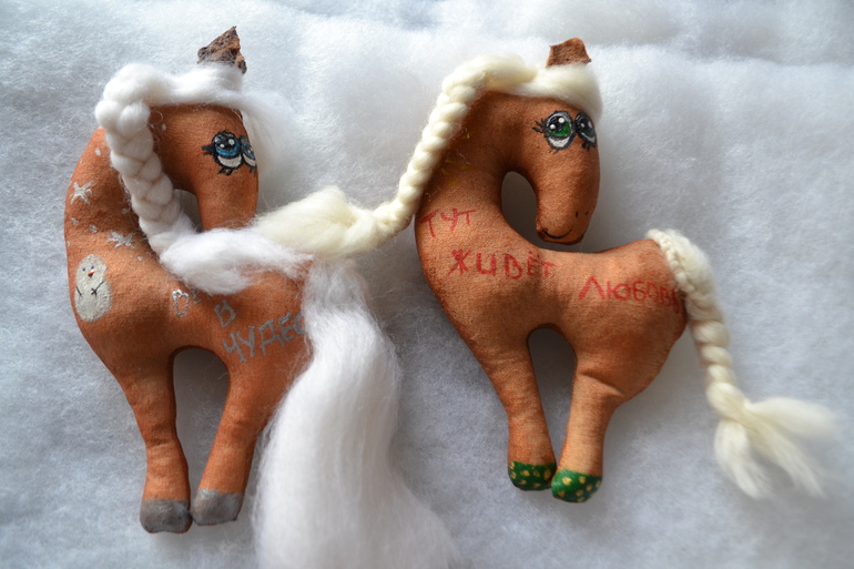 Как сделать кофейного коня. Кофейные лошадки. Кофейные лошадки. Картина кофе лошади своими руками. Кофейная лошадь игрушка своими руками.