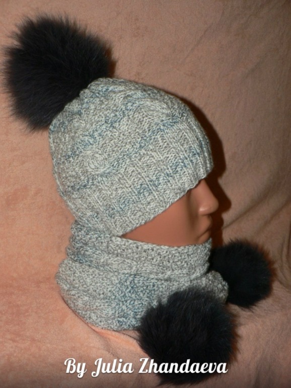 шапочка и шарф с меховыми бубонами