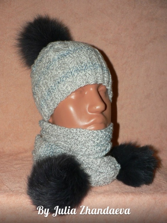 шапочка и шарф с меховыми бубонами
