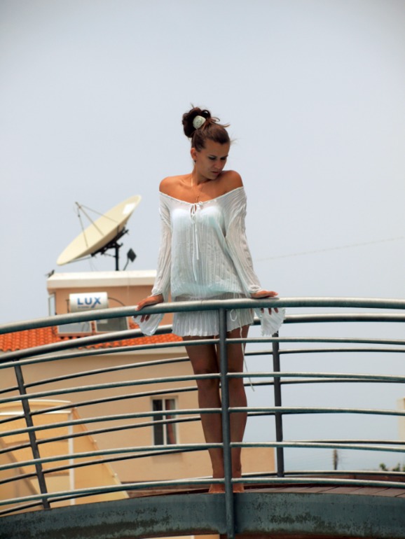 Кусочек лета. Тройняшки у басейна.