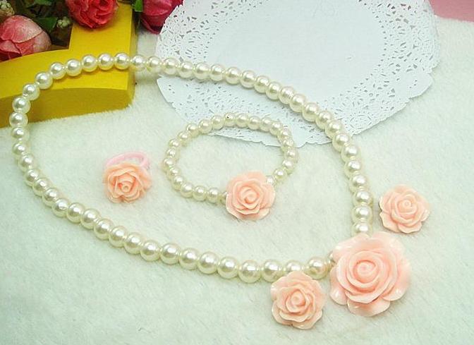 Бесподобные жемчужные комплекты девочкам, цена 95 руб! соберем?!