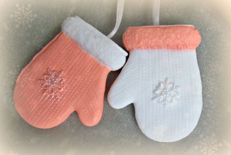 Варежки. Теплые. На веревочке