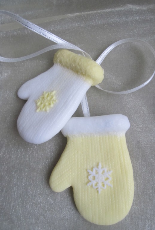 Теплые мыльные варежки. На веревочке.