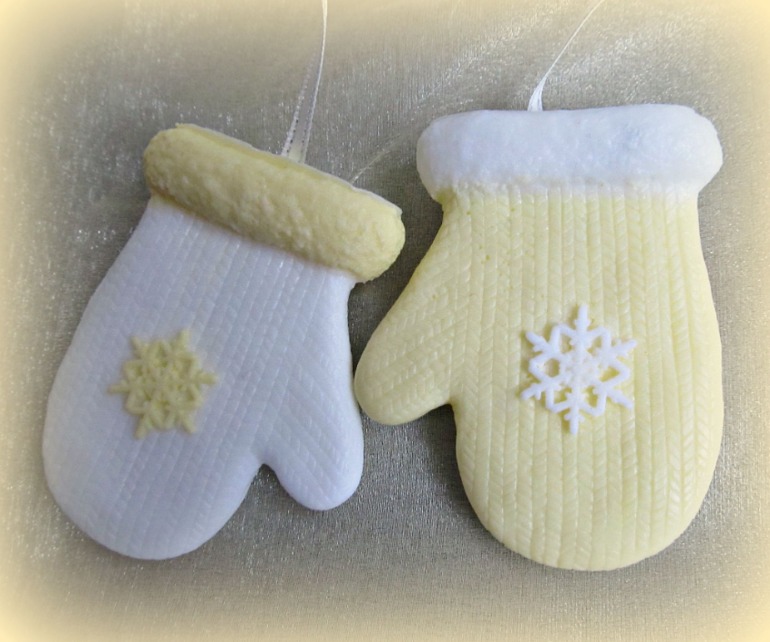 Варежки. Теплые. На веревочке