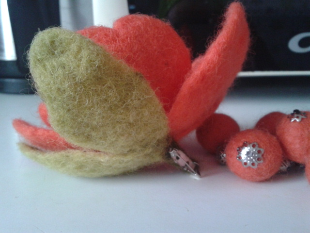 броши из шерсти и браслет