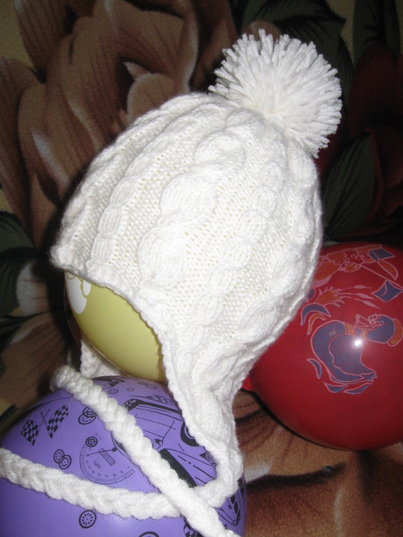 белая шапочка с бубошкой