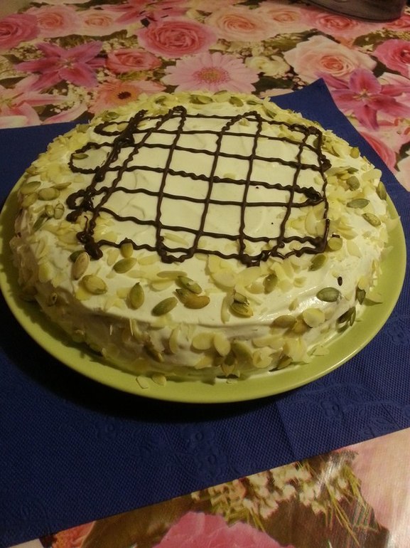 Прянично-имбирный торт с лесными орехами