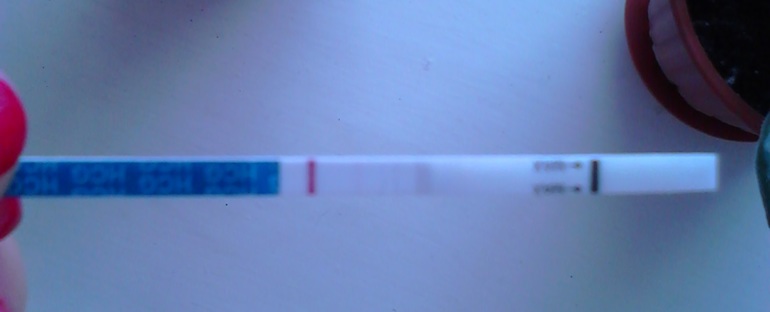 На тесте на беременность красно. Тест на беременность 2 полоски красные ногти. Тест полоски 2-3 недели беременности. Тест на беременность с красными ногтями. Тест на беременность с четырьмя полосками.