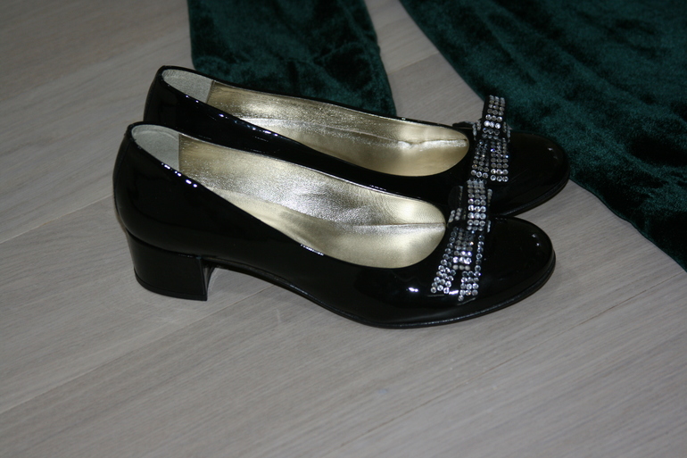 Прошу совета. Какой воротничок сюда больше подходит?