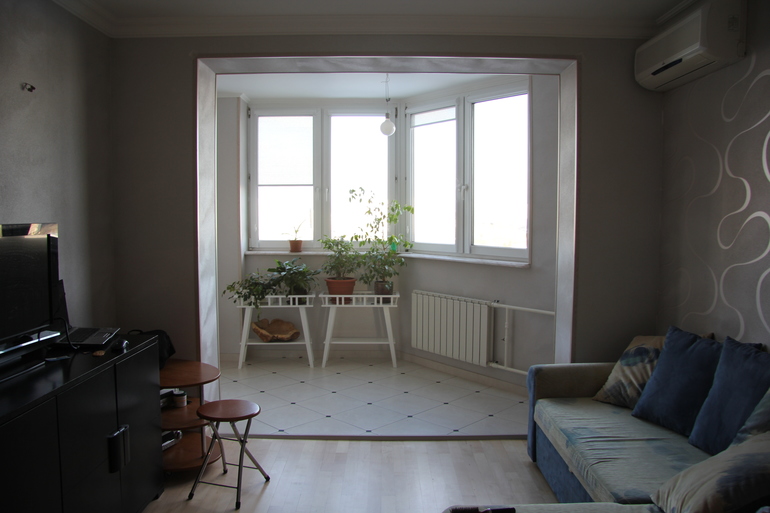 как оформить окно в гостиной. .......