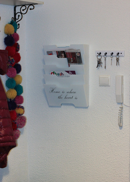 Оформила уголок у входной двери