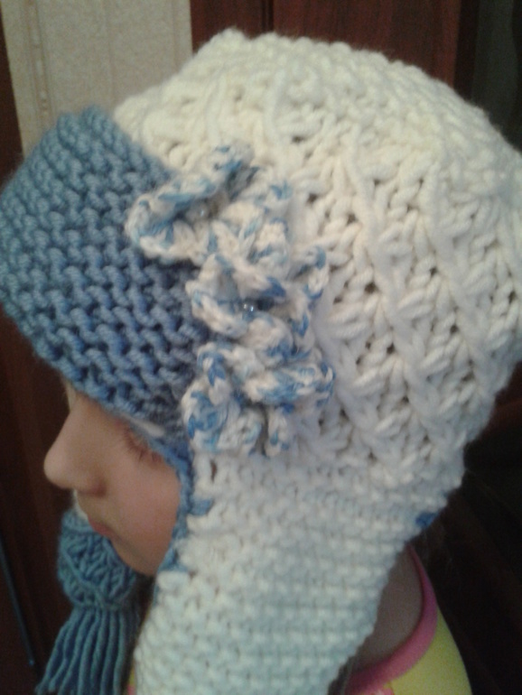 Шапка - ушанка и варежки-ёжики.