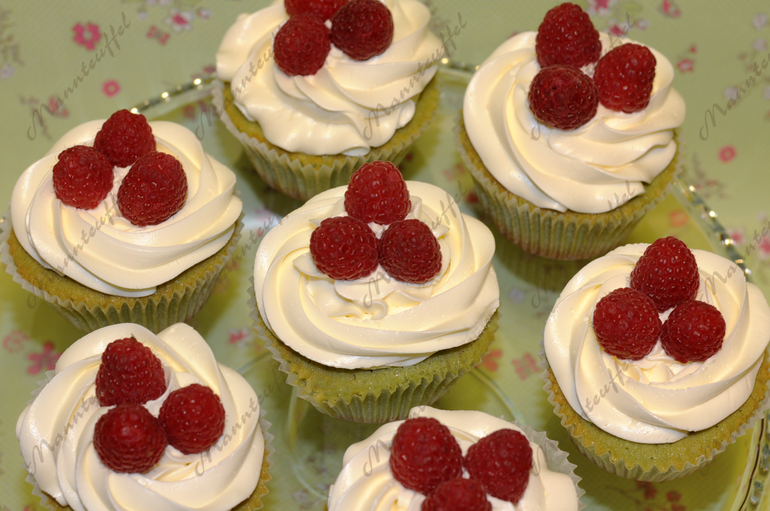 Фисташковые капкейки со швейцарской меренгой и малиной.