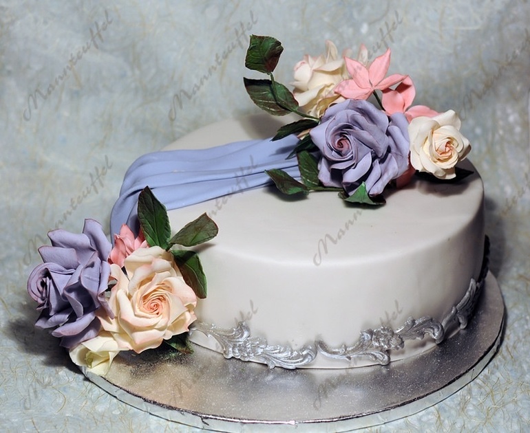 Торт с цветами первыми))