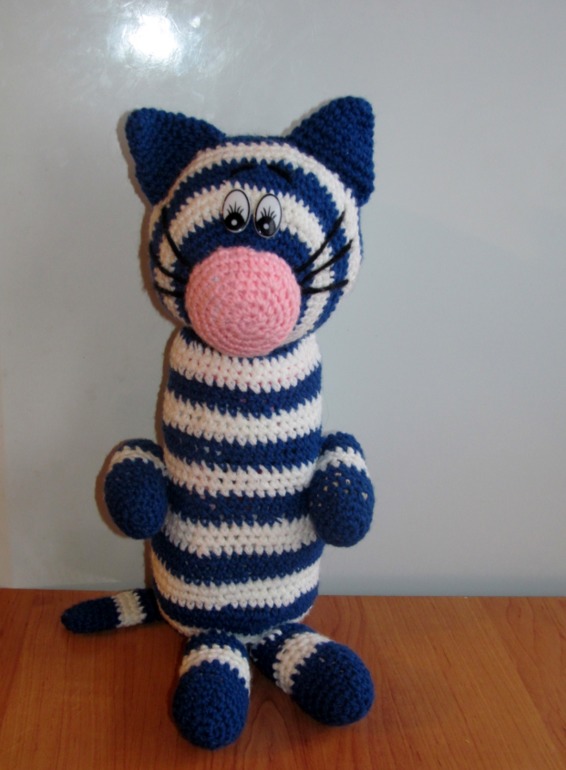 Вот такие милые игрушки вяжет моя 12 -ти летняя дочка!!!