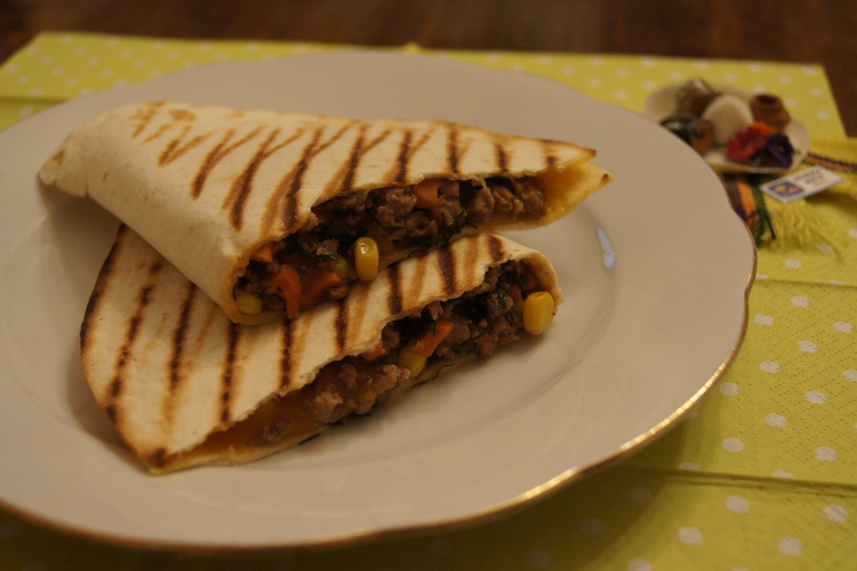 Кесадилья с индейкой и овощами