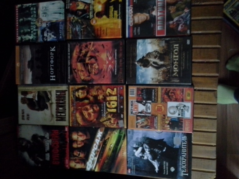 Отдам большой пакет дисков (мнооого фильмов, игры, 2 диска с программами для компьютера) Если в тече