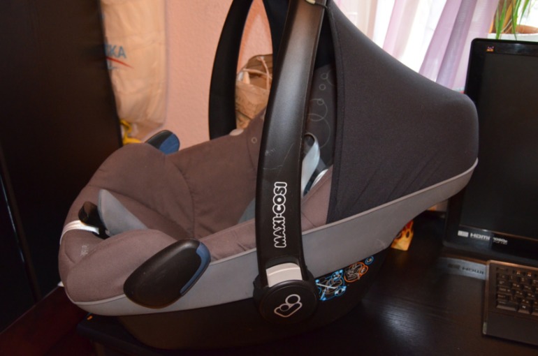 Автокресло-переноска Maxi-Cosi Pebble от 0 до 13 кг с утепленным конвертом.