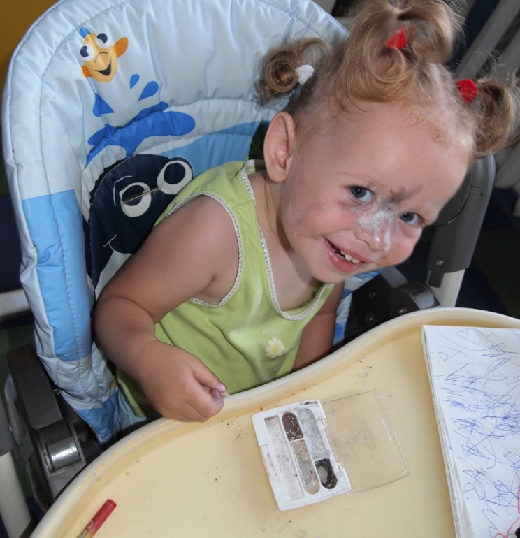 Любитнльница порисовать (на себе (фото))