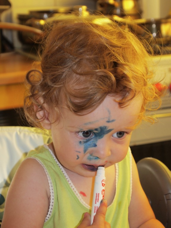 Любитнльница порисовать (на себе (фото))