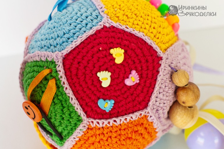 Вязанный шар развивайка