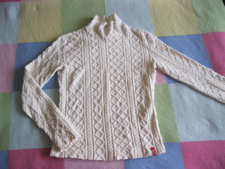 Отдам даром женские и детские вещи.