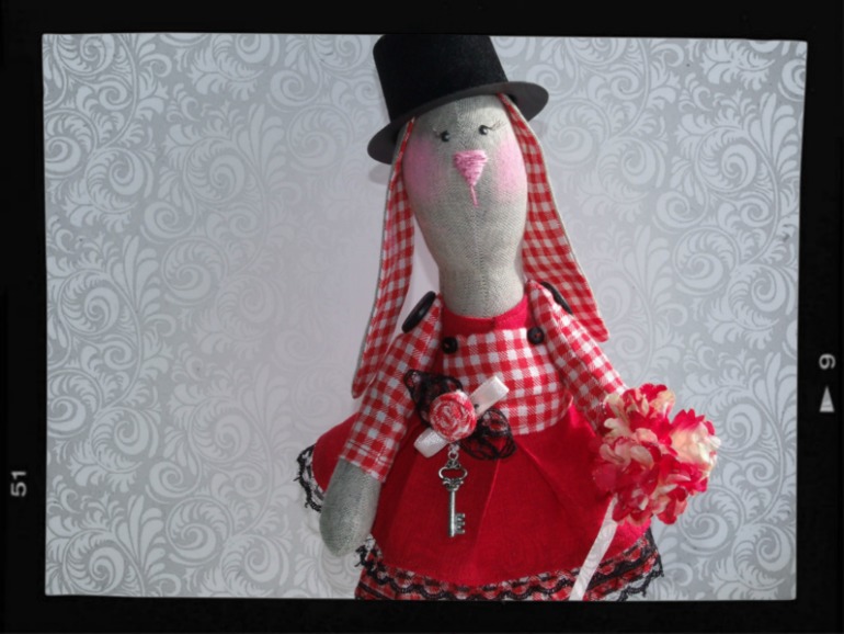 Зайка в красном :)