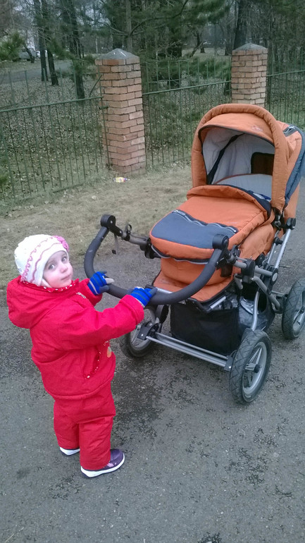 Вот так вот Каролина гуляет с Данилом=)