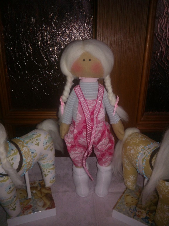 Малышка Стефания со своими лошадками