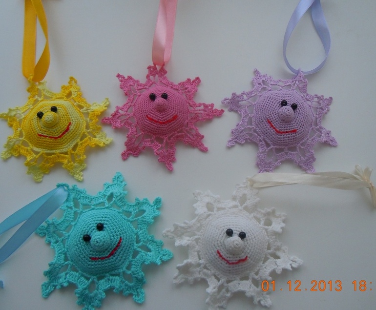 разноцветные снежинки