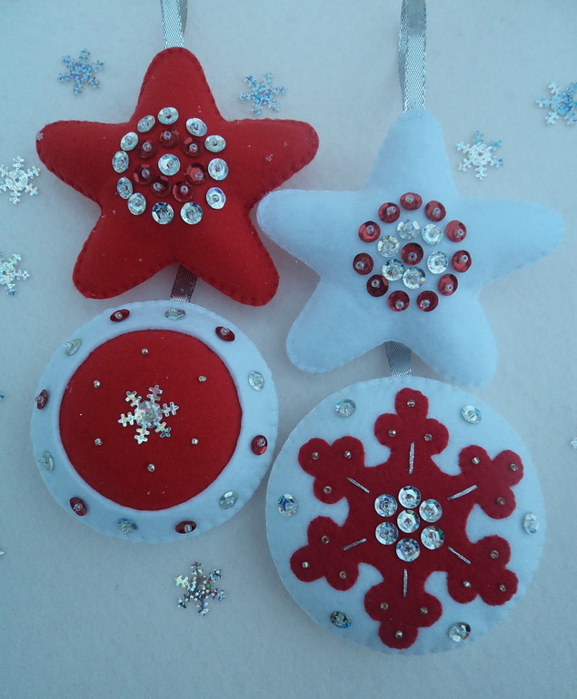 В моем любимом цвете :)  Елочные игрушки № 6 .