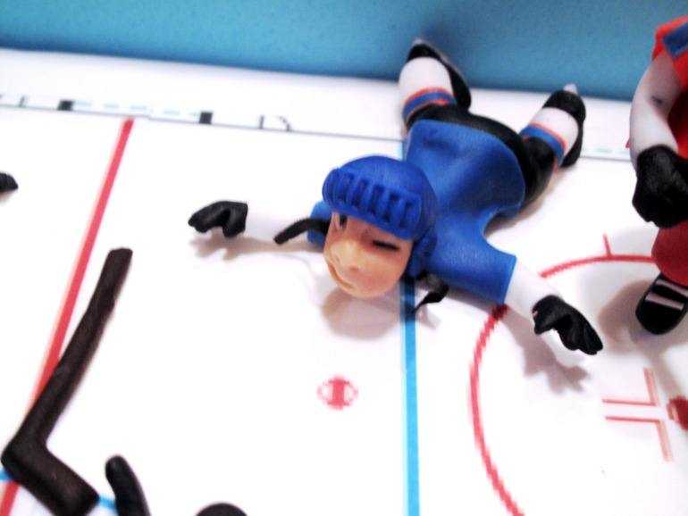 В хоккей играют настоящие...