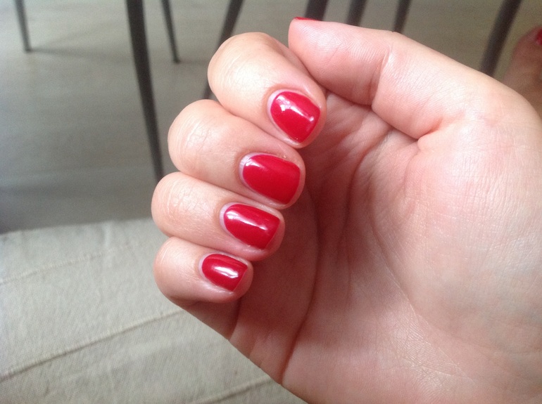 Отросшие ногти с гель лаком. Отросший красный маникюр. Покрытию 3 недели. Маникюр на короткие некрасивые ногти. Отросшие ногти.