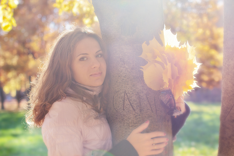 Прогулка мамы с дочкой в осеннем парке.