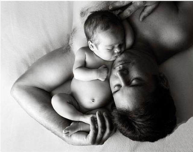 Младенец с мамой и папой. Мама и папа любят малыша. История пап. Дети рождаются от большой любви.