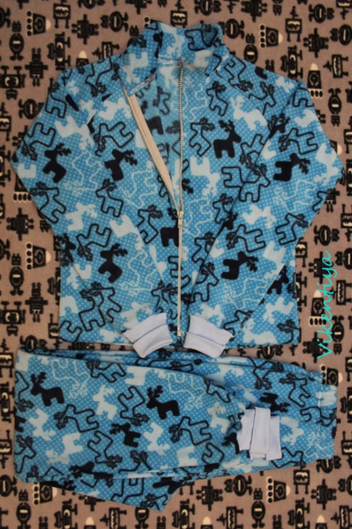 Красные сердечки, олени на голубом