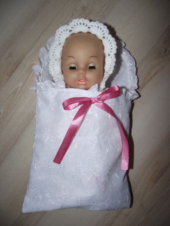 Попросили обвязать пупса в детский сад...